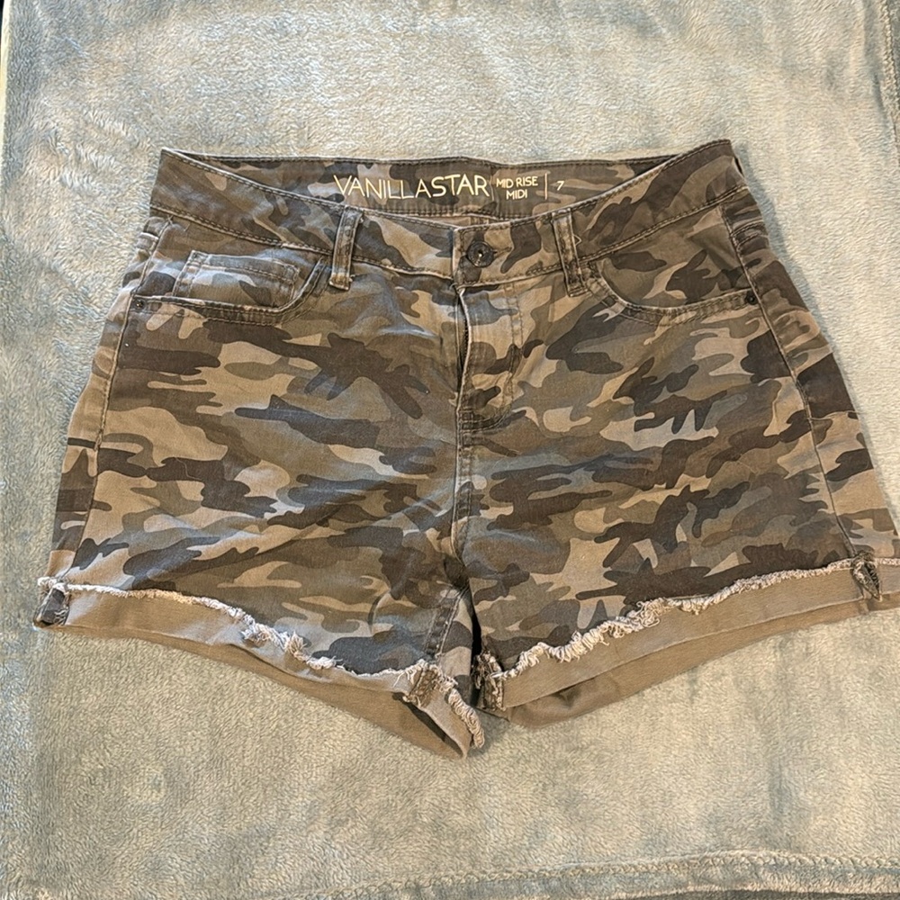 Mid- Rise camo shorts